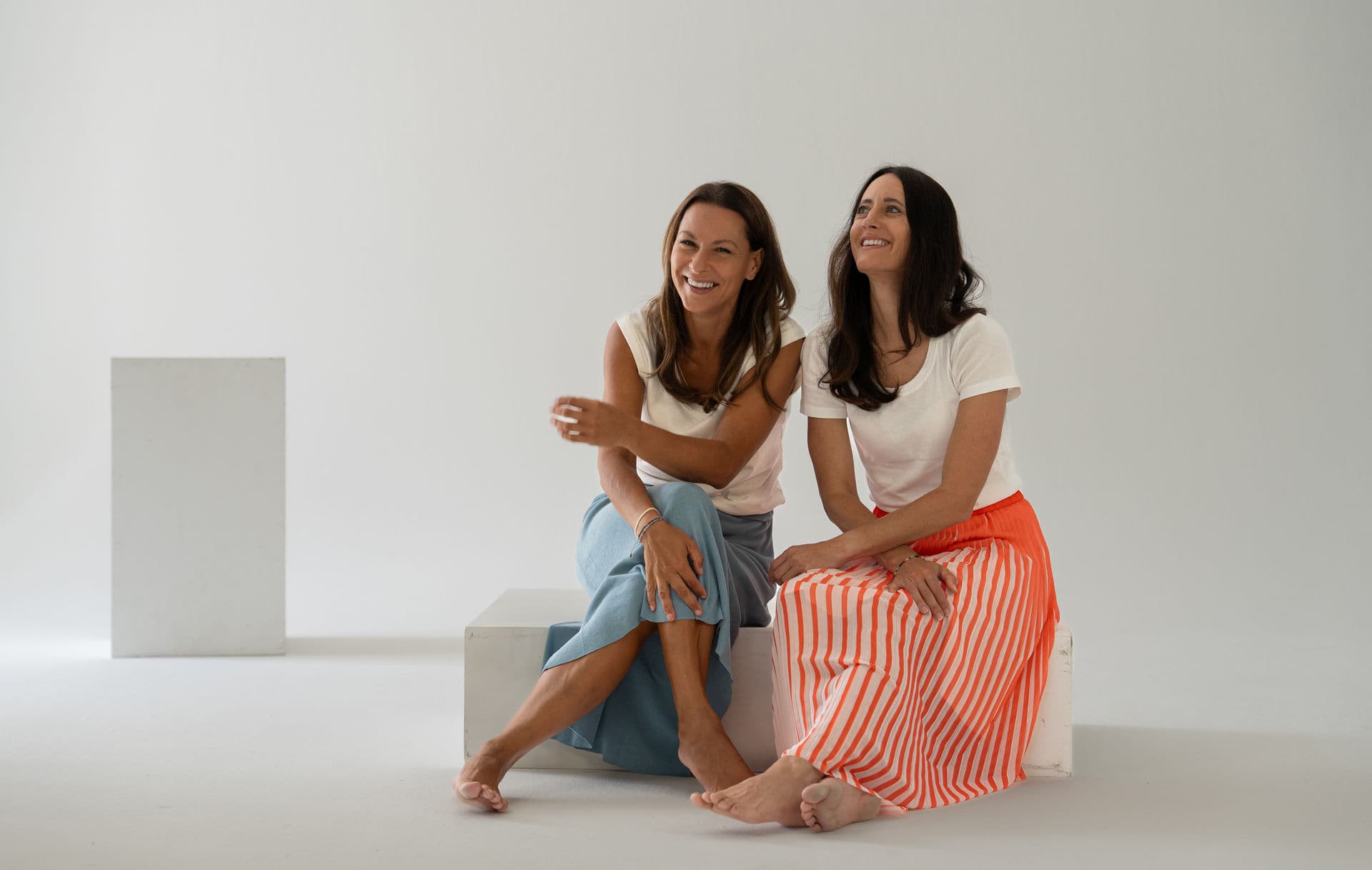 Dani und Tanja lachend im Studio