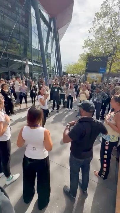 Tony Robbins UWP Lanxess Arena: Besucher spüren unsere Arbeit im Rahmen einer aktiven Pause vor der Arena