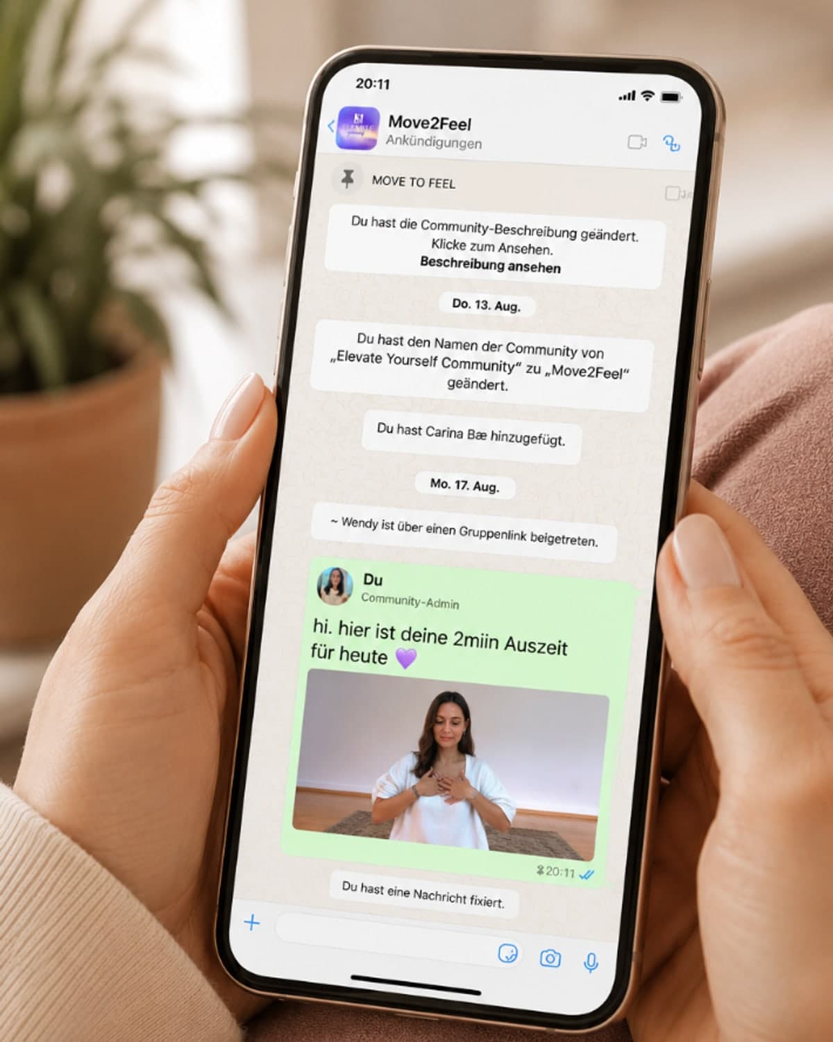 Handy mit der Move2Feel WhatsApp-Community und einer 2-Minuten-Auszeit