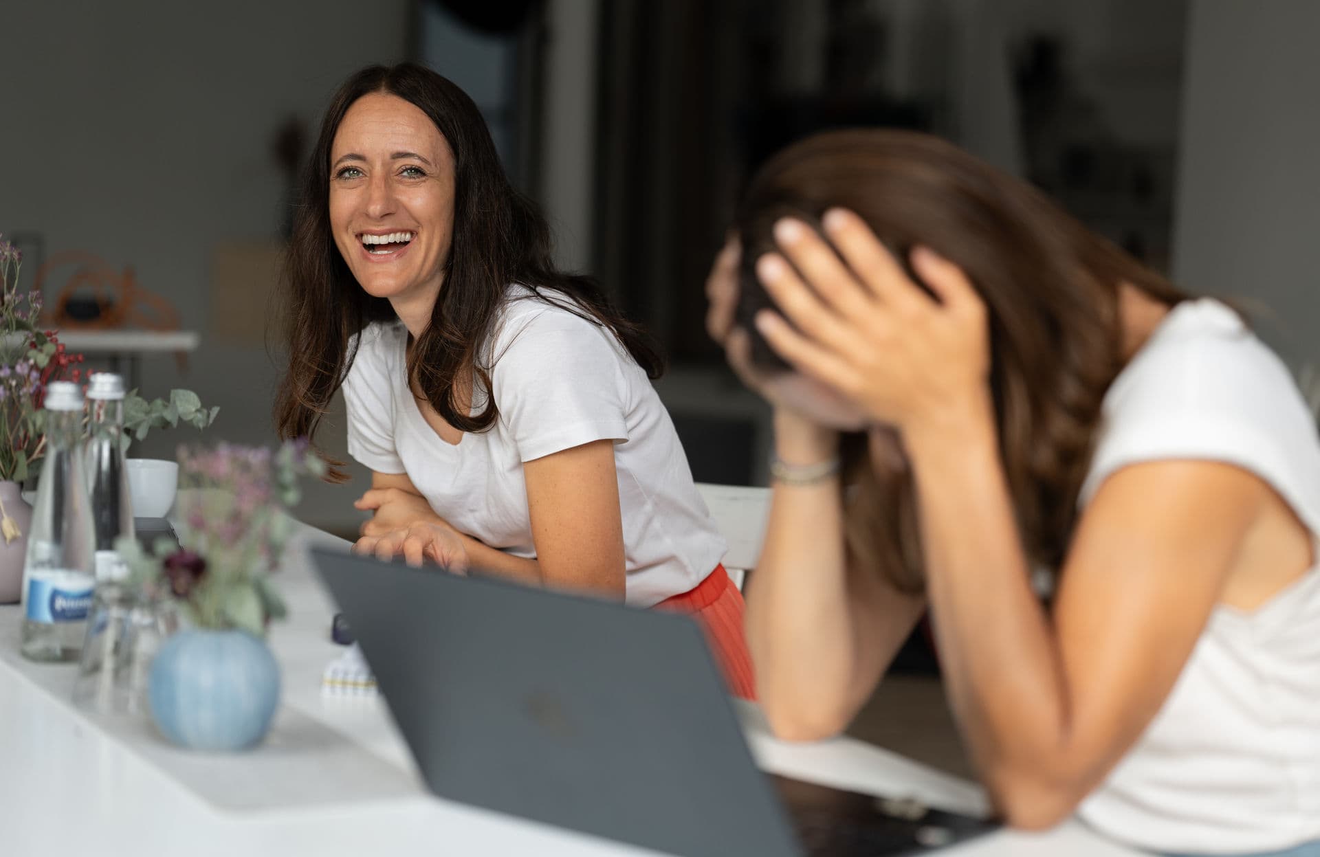 Dani und Tanja lachend am Tisch